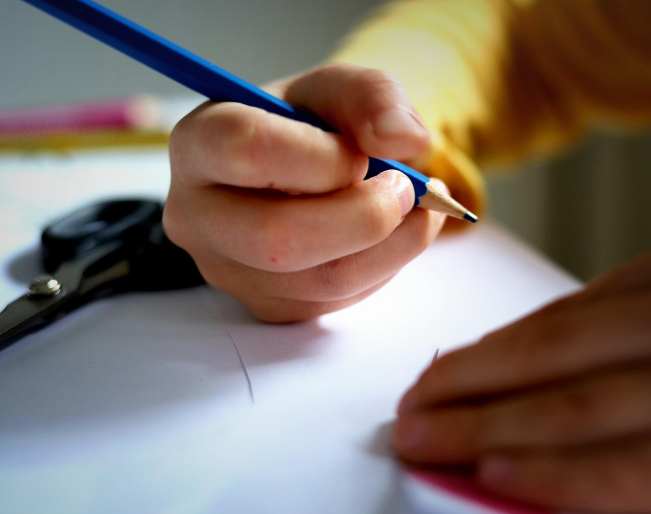 주식 입문자를 위한 기본 개념과 핵심 용어에 관한 공부하는 모습자료