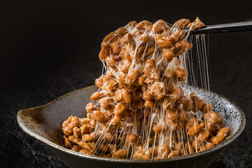 낫또 효능과 성분&amp;#44; 콩을 삶아 낫토균으로 발효 숙성시켜 만든 발효 콩 식품이다. 