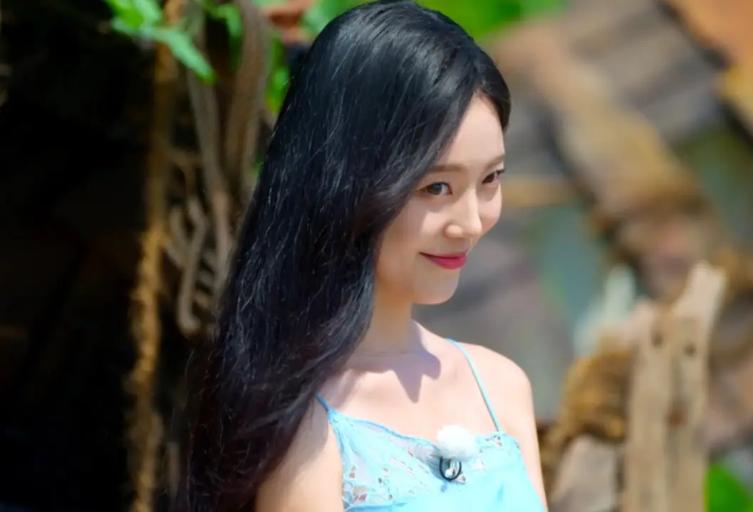 솔로지옥 3 -
하늘색 어깨 끈이 달린 민소매 티를 입고 긴 머리를 늘어뜨린채 앞을 보고 미소짓는 윤하정