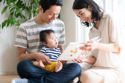 책을 보는 한살 아기