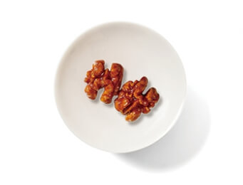 호두정과가 담긴 흰색 접시