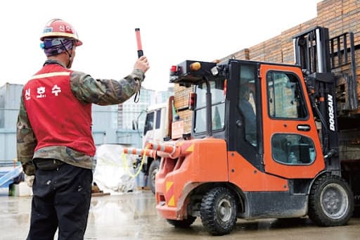 건설 현장에서 지게차가 꼭 필요한 이유