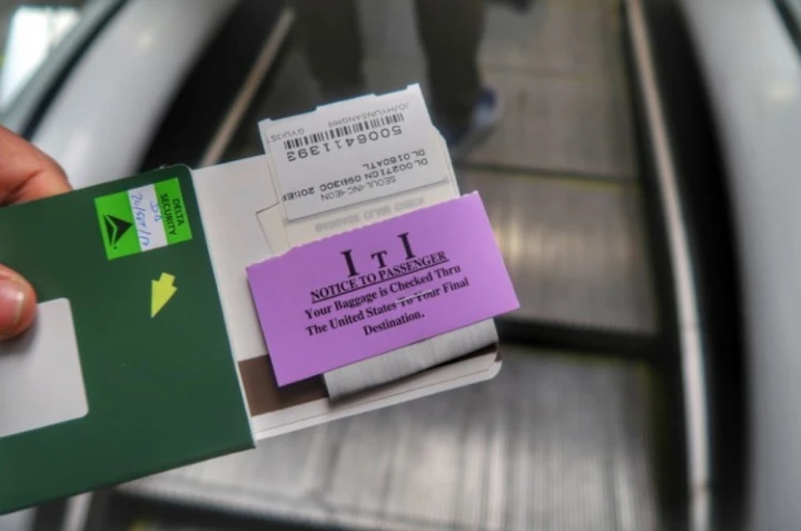 보라색 스티커 붙은 I T I 티켓