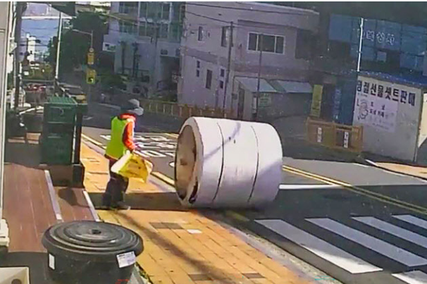 부산 영도구 청학동 한 스쿨존에서 하역 작업을 하던 지게차에서 떨어진 1.7t짜리 낙하물이 인도를 덮쳐 초등학생 1명이 사망하고 3명이 부상을 입는 사고가 발생했다. 사고 당시 낙하물이 굴러떨어지는 모습
