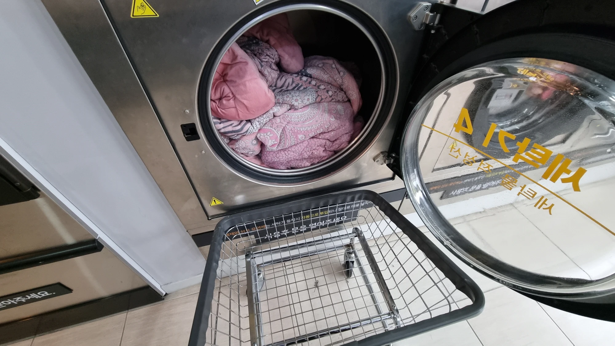 세탁기에서 빨래 꺼내는 모습