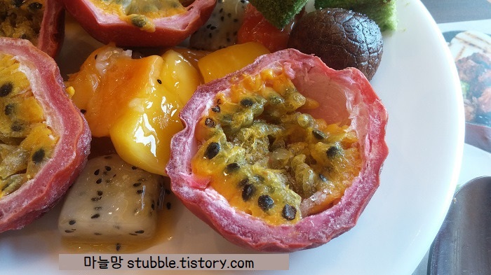 패션후르츠가 접시에 담겨 있다.