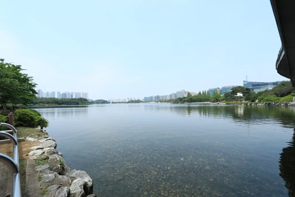 드디어 도착한 종점 인근의 평화로운 호수 전경입니다. 11km의 여정을 마무리하며 탁 트인 물결을 바라보면 그간의 피로가 모두 씻겨 나가는 기분입니다.