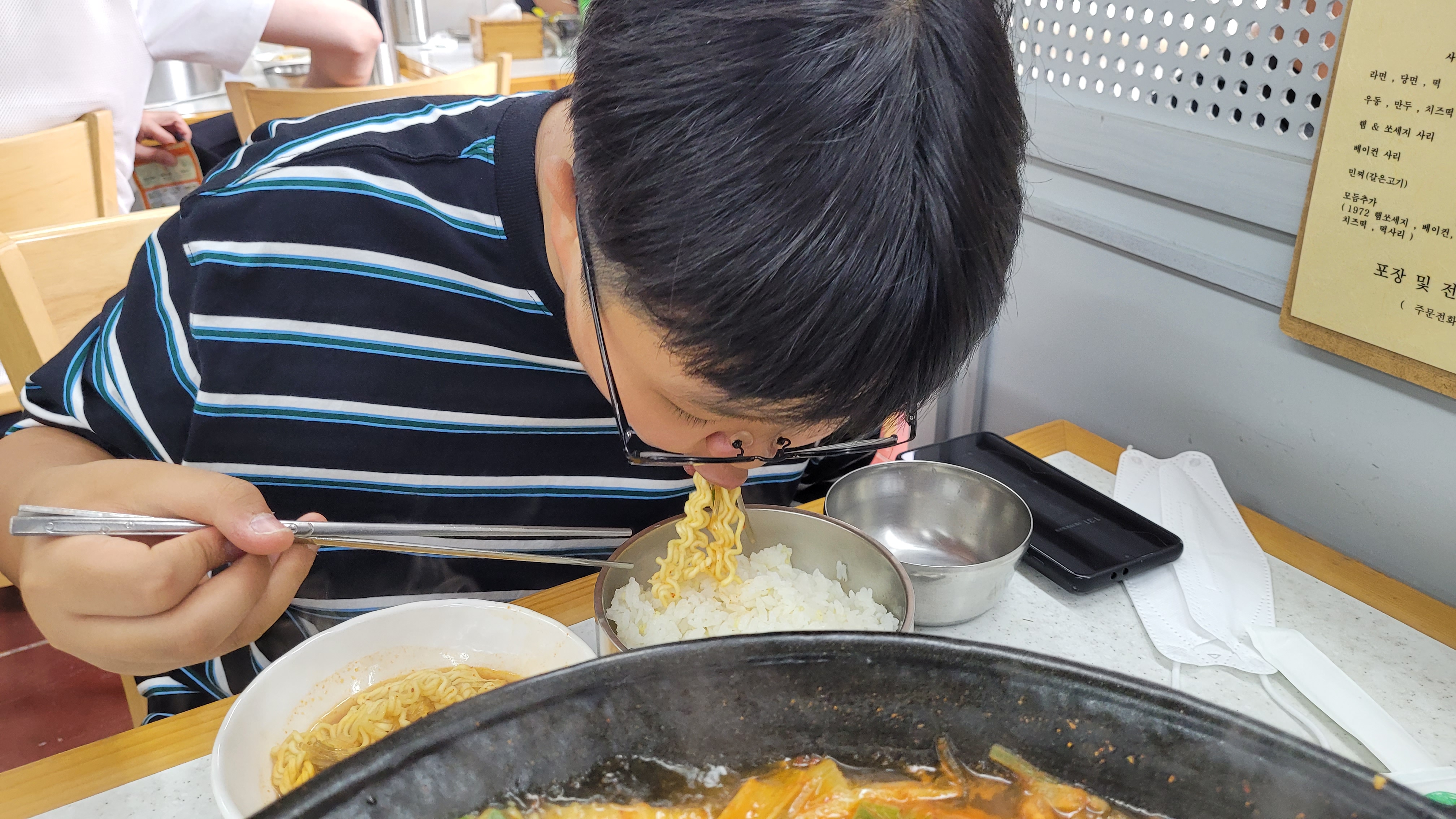 부대찌개의 라면 시식