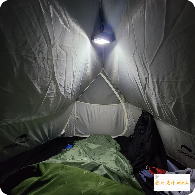 텐트-안-비추는-조명