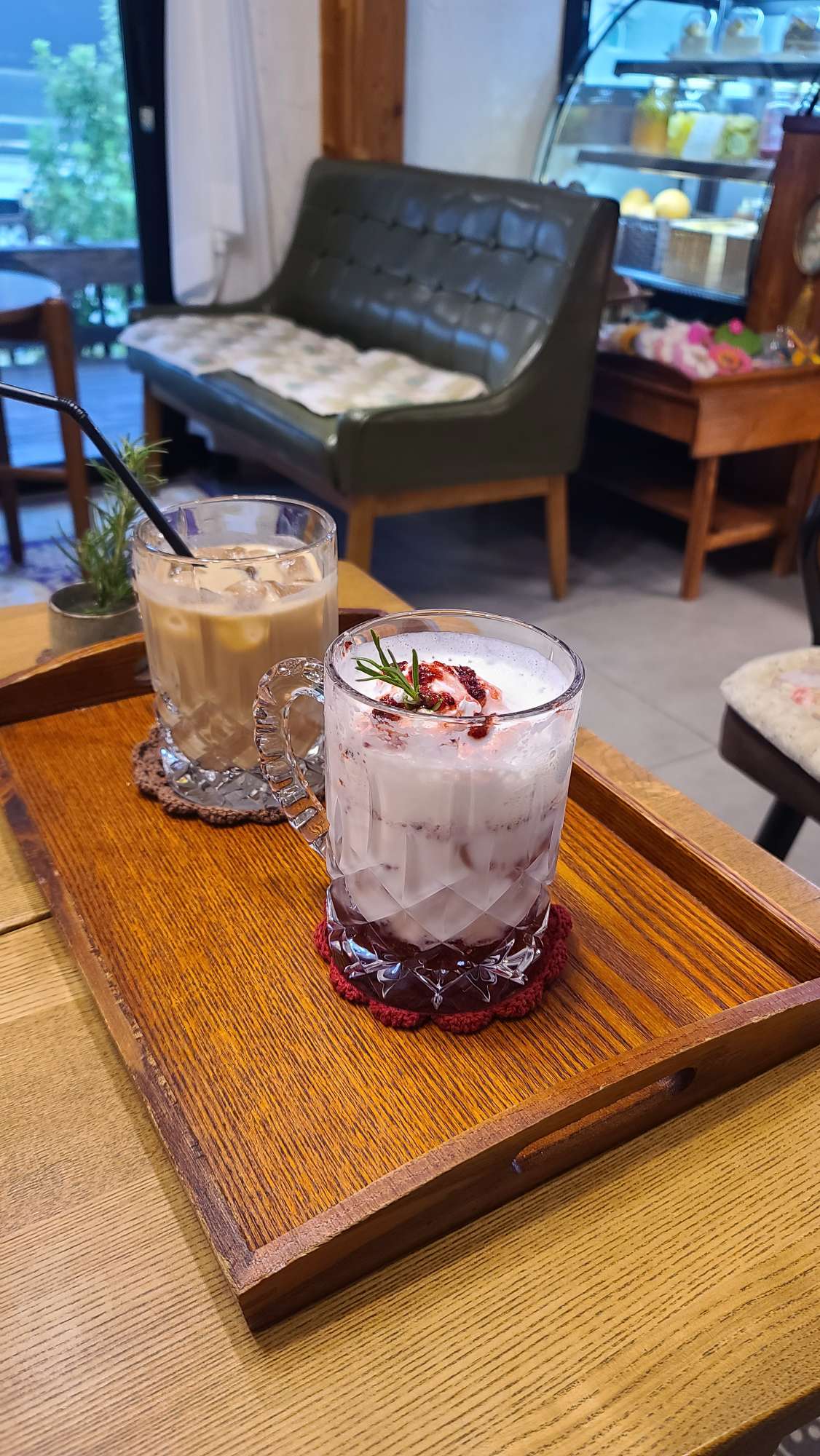 코코넛라떼와 산딸기 라떼