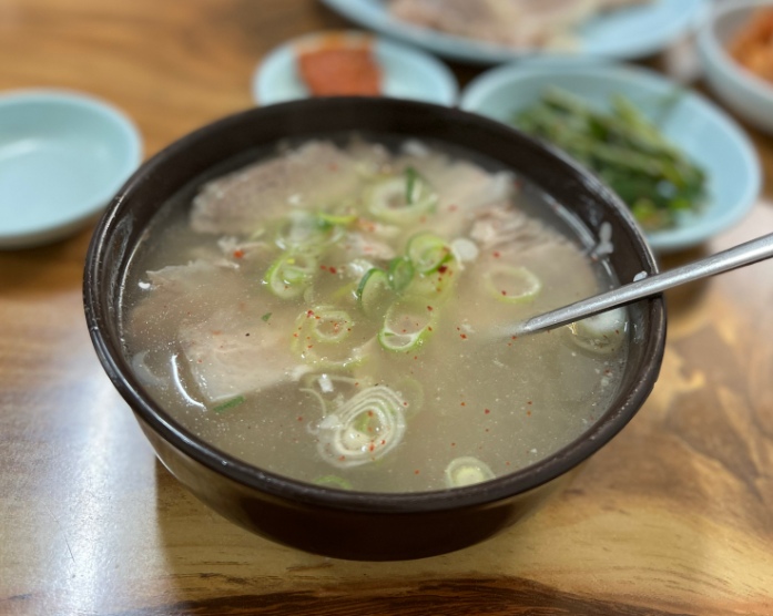 할매돼지국밥 사진입니다.
