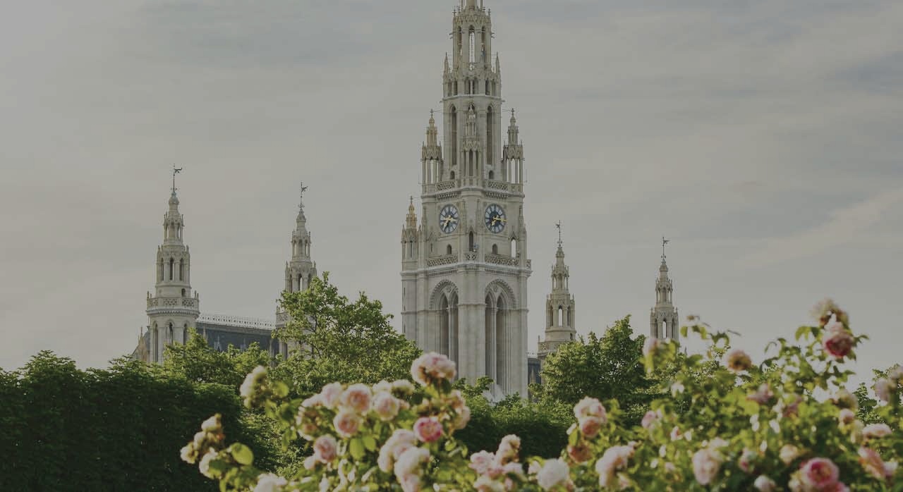 슈테판 대성당의 고딕 첨탑과 꽃이 어우러지는 풍경. [ⓒPexels &lsquo;Nataly Nagorska&lsquo;]