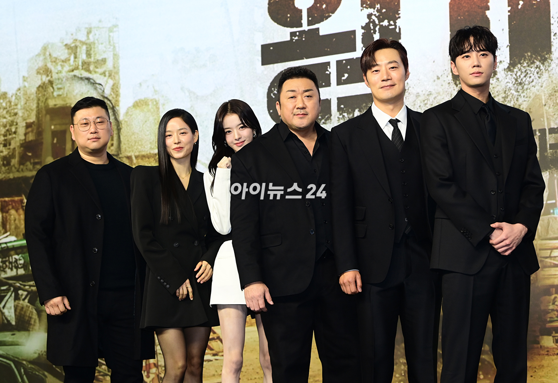 (왼쪽부터)허명행 감독-배우 안지혜-노정의-마동석-이희준-이준영이 16일 오전 서울 종로구 JW메리어트 동대문스퀘어서울에서 열린 넷플릭스 영화 '황야'(감독 허명행) 제작보고회에 참석하고 있다. [사진=정소희 기자]