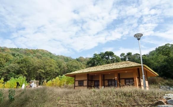중종반정으로 폐위된 연산군이 유배된 교동도의 유배지 전경. 
권력의 정점에서 한순간에 섬으로 쫓겨난 연산군은 그해 생을 마감했다.