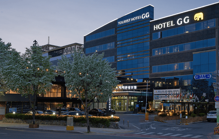 지지-호텔-외관-야경