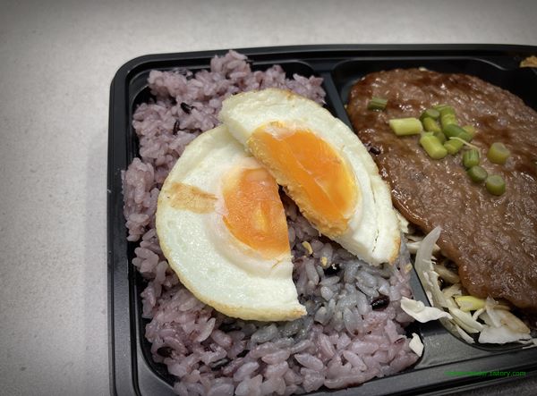 CU 편의점 백종원 제대로한판 바싹불고기한판 도시락 2023년 4월 반찬 구성(계란 후라이 반숙)