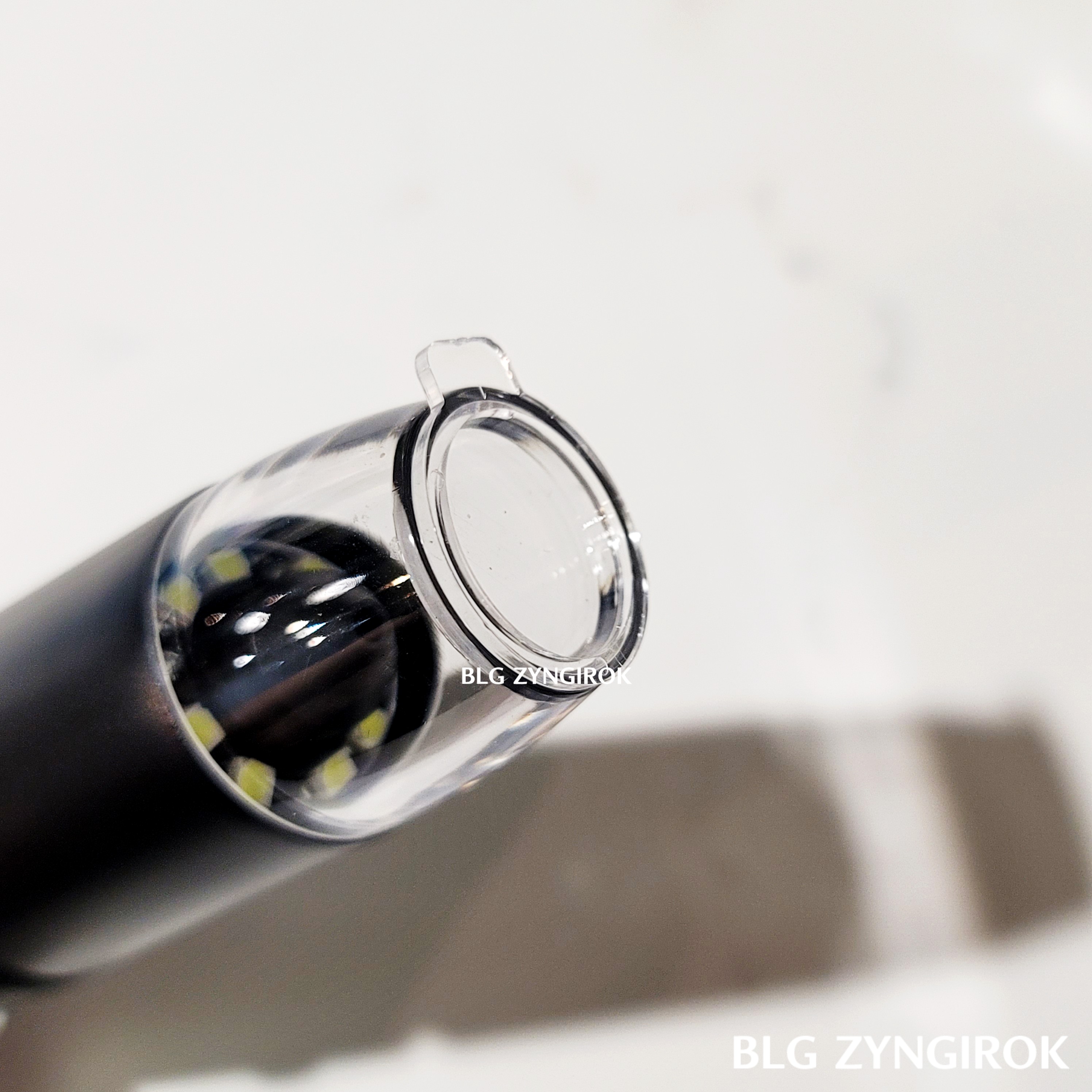 렌즈 앞면에 뚜껑이 장착된 모습이다.