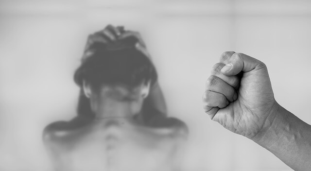 뼈만 앙상한 여자의 뒷모습 뒤 남자주먹