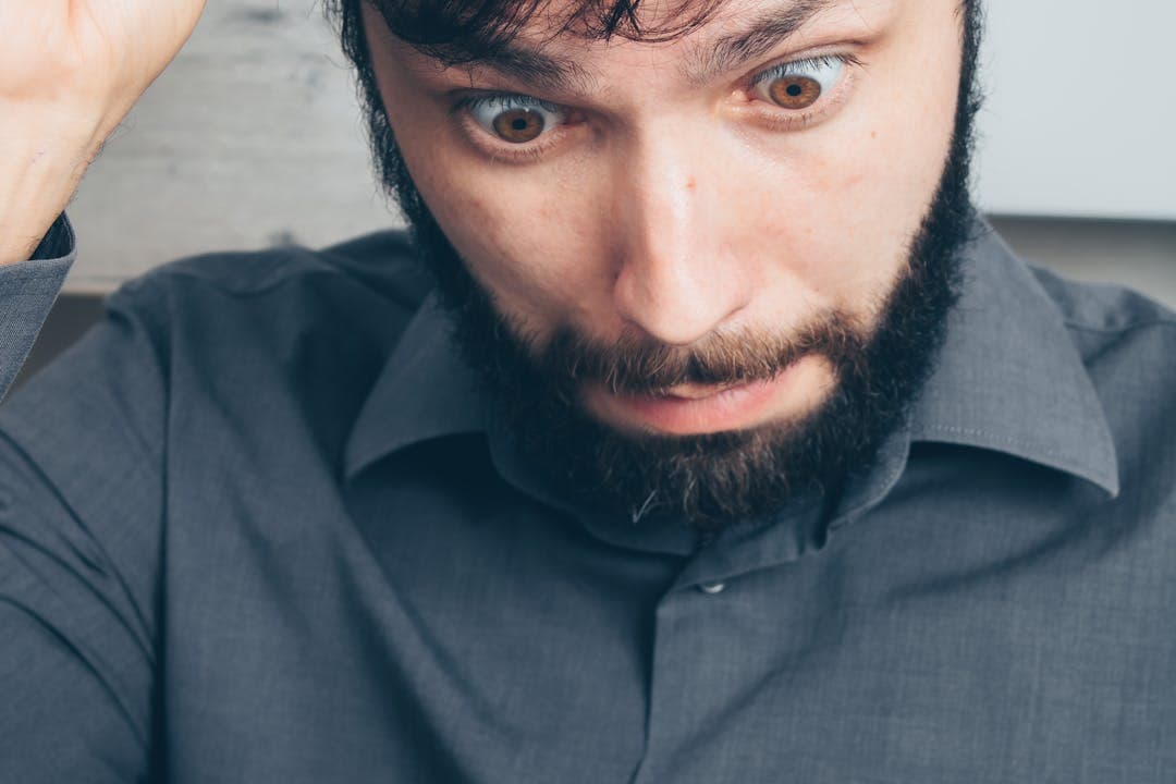 놀란 표정의 남성 – 실손보험 갱신료 인상 확인 장면