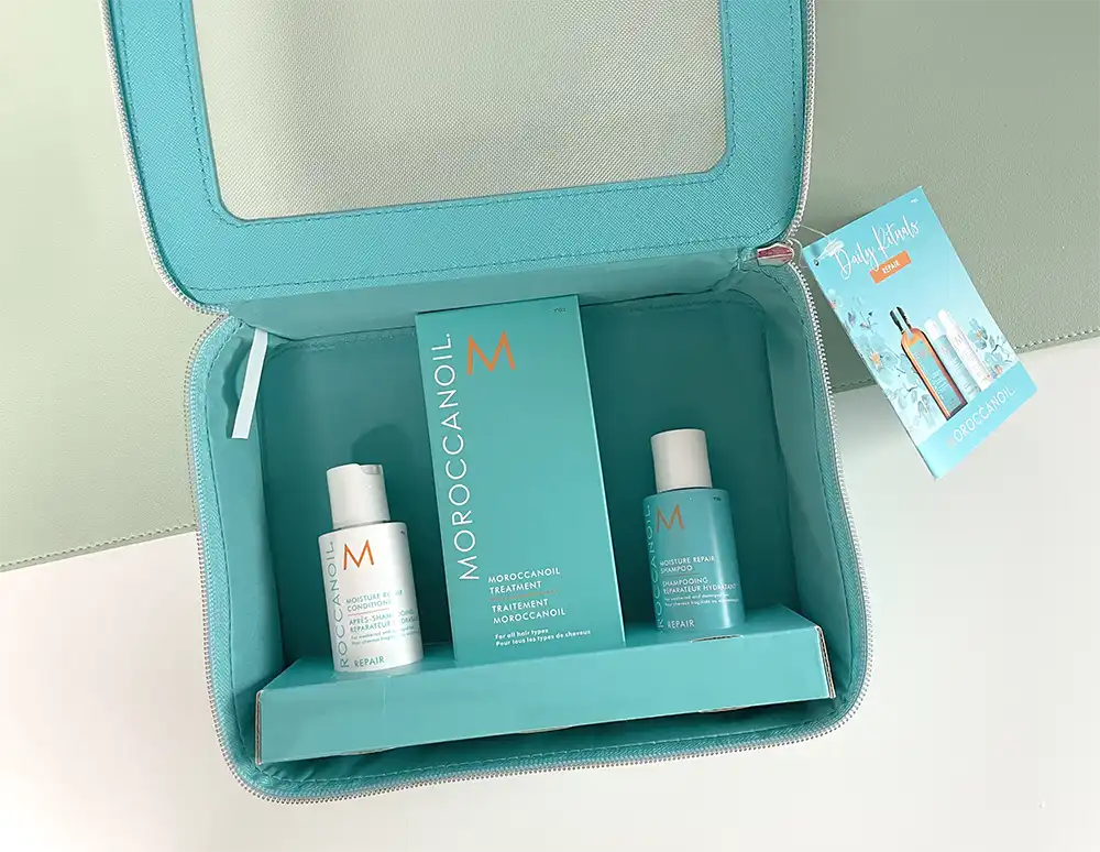 파우치을-오픈해서-보이는-모로칸오일과-증정용-샴푸와-린스