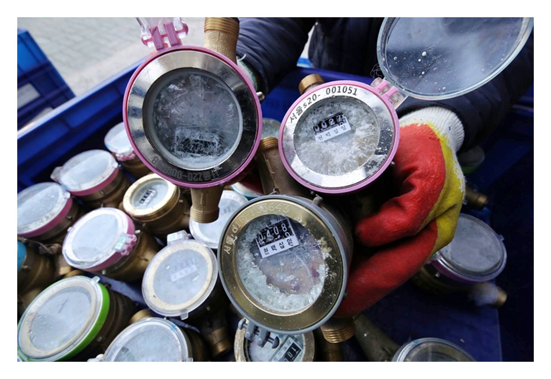 동파 위험이 커지는 겨울철 계량기 및 배관 점검 장면