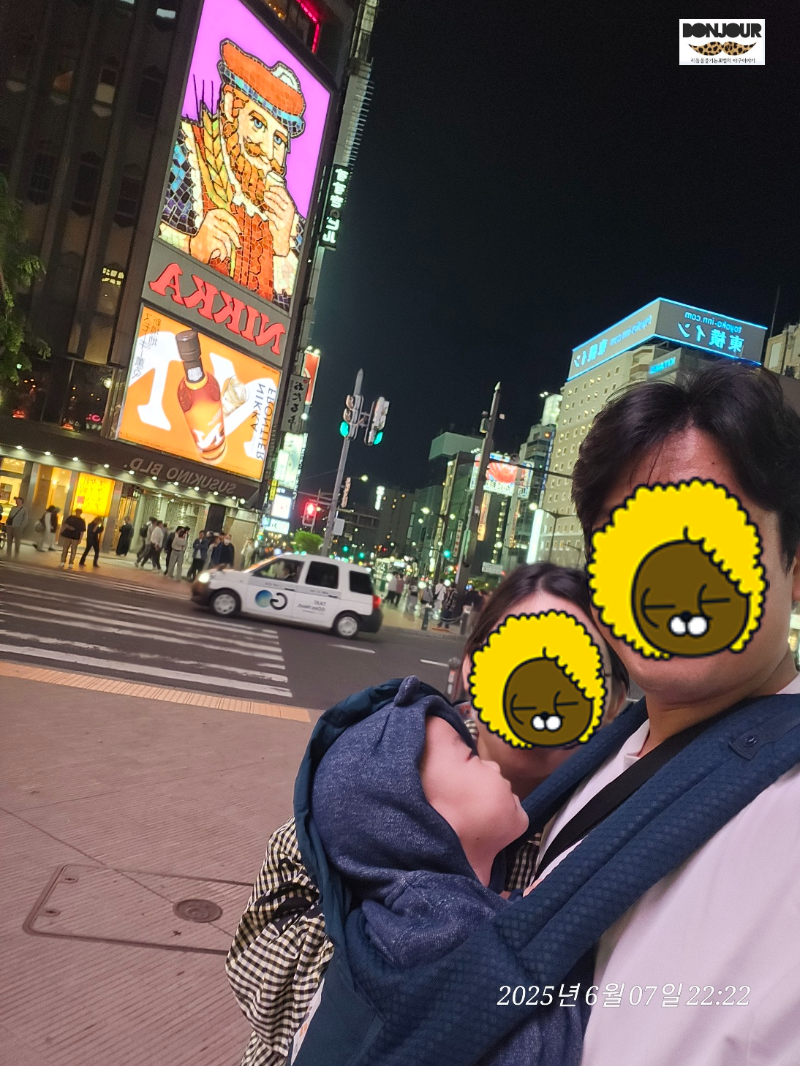 삿포로 니카노상 앞에서 가족사진 촬영