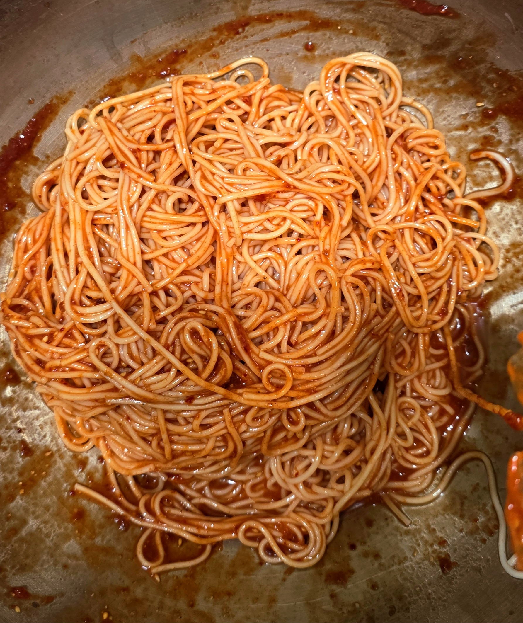 국수를-양념에-비벼요.