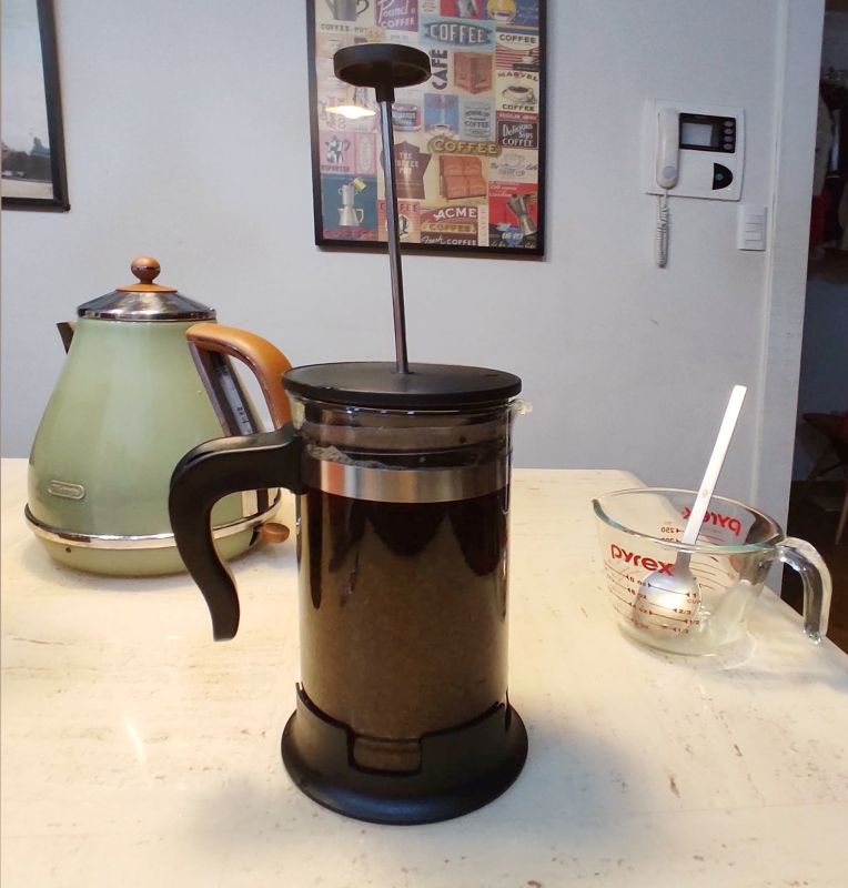 티포트로 홍차를 우리는 모습