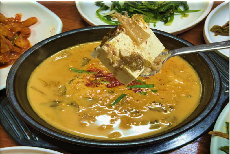 두부와-묵은지가-가득한-전주-전통맛집의-청국장