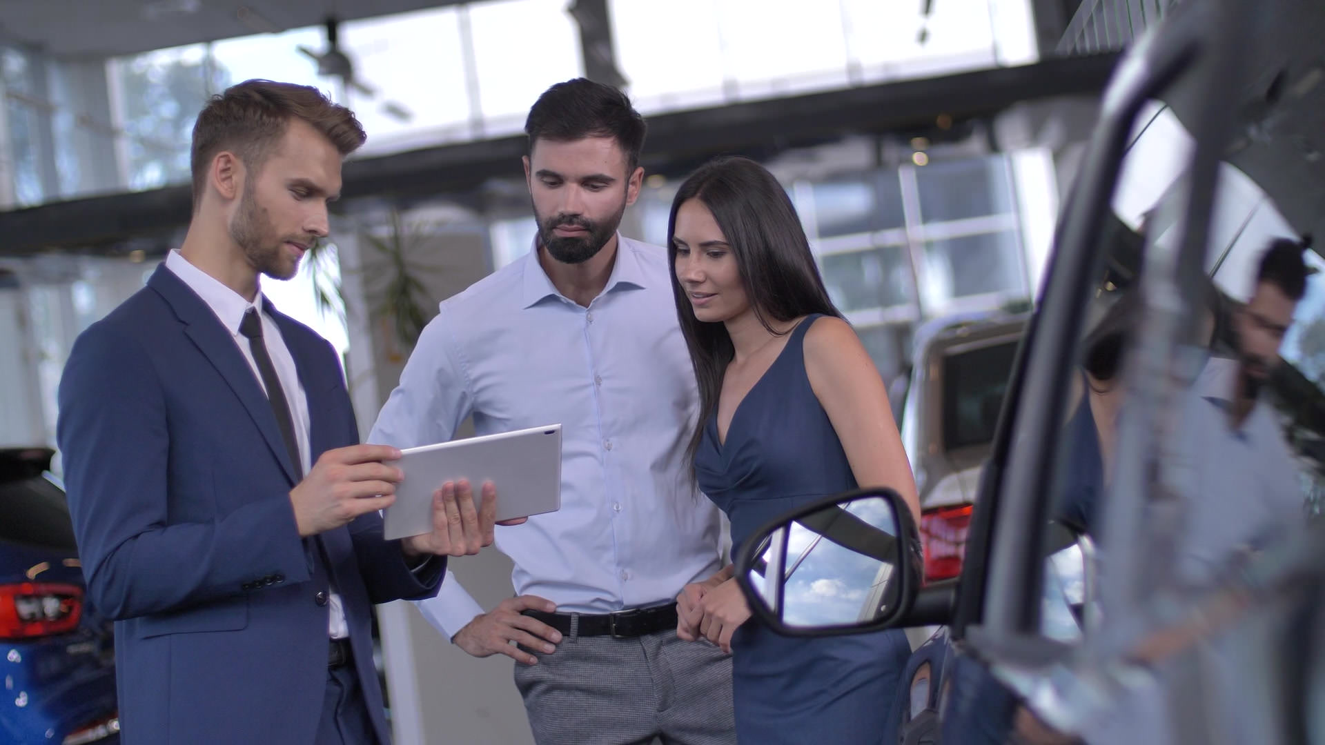 자동차 보험 가입시 알아두면 도움이 되는 팁을 설명하는 사람