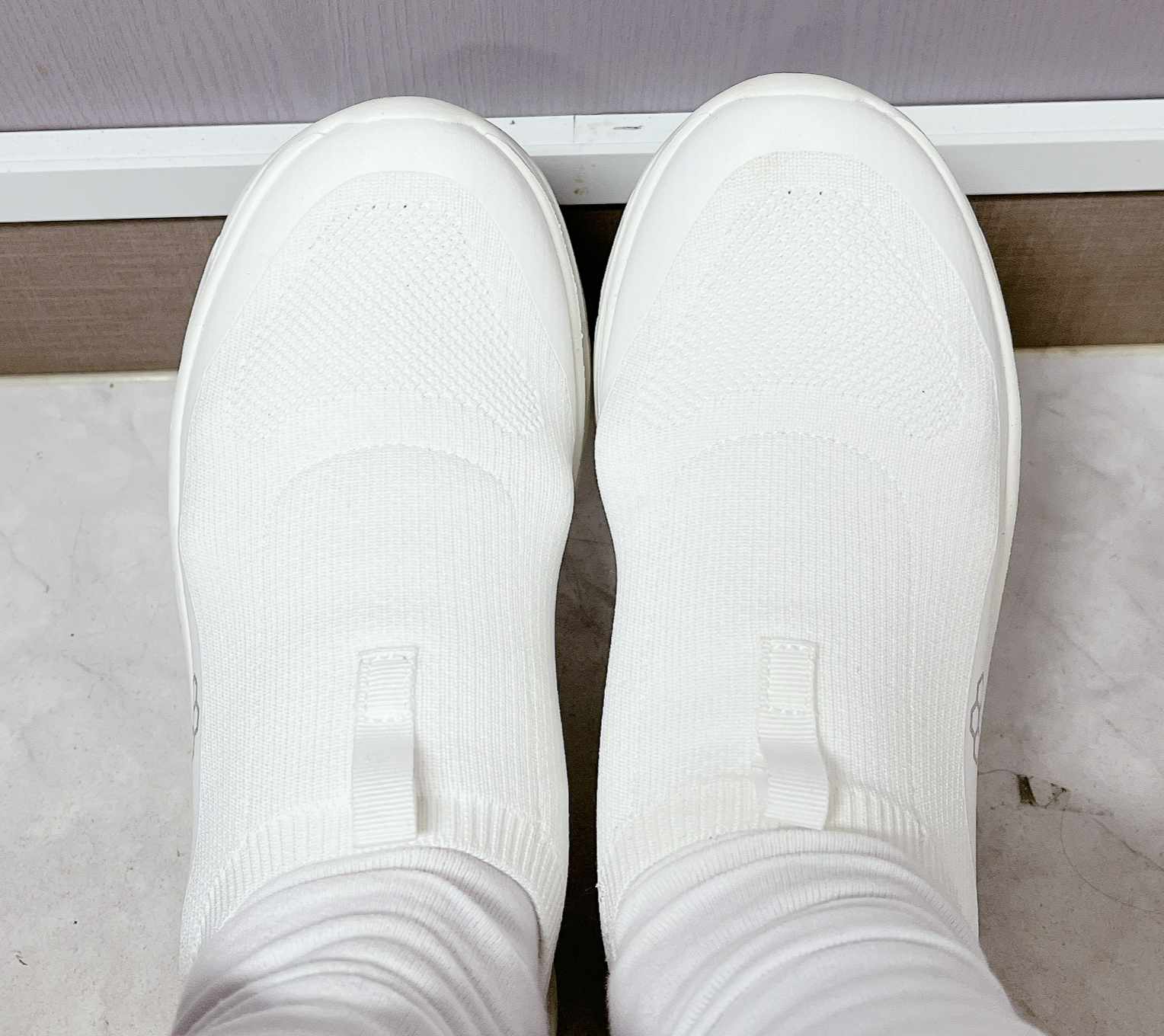 흰색 니트 메쉬 슬립온 플라잉15 신은 모습