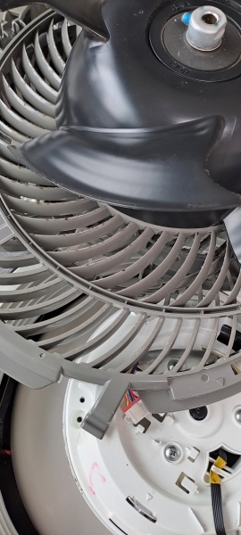 에어컨 팬이 오염된 사진이에요.