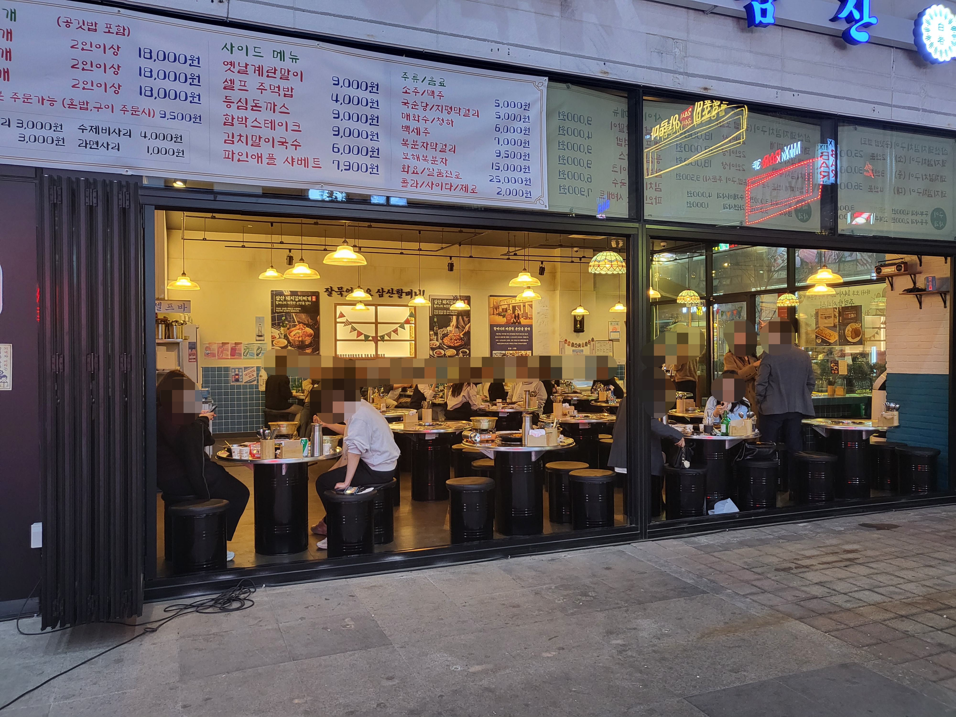 삼산회관 발산역점 문 개방한 모습