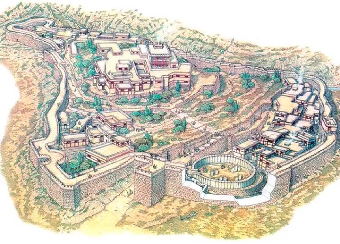 고대 그리스 미케네 도시의 항공 복원 일러스트. 두꺼운 돌 성벽 안에 왕궁과 여러 건물, 원형 무덤이 구분되어 배치되어 있고, 언덕 지형과 나무들이 어우러진 모습이 표현되어 있다.