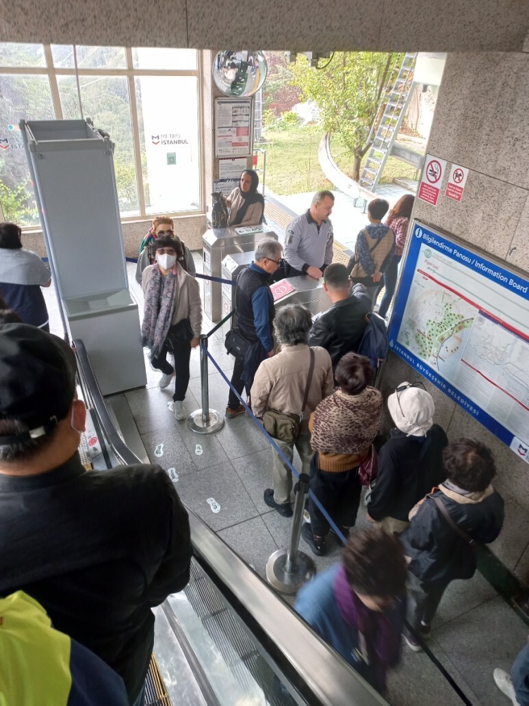 내려가는 케이블카를 기다리는 모습