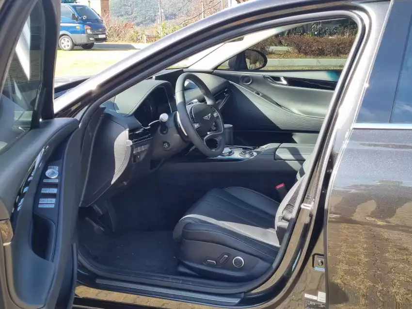 G80 운전석 옆모습은 이렇습니다.