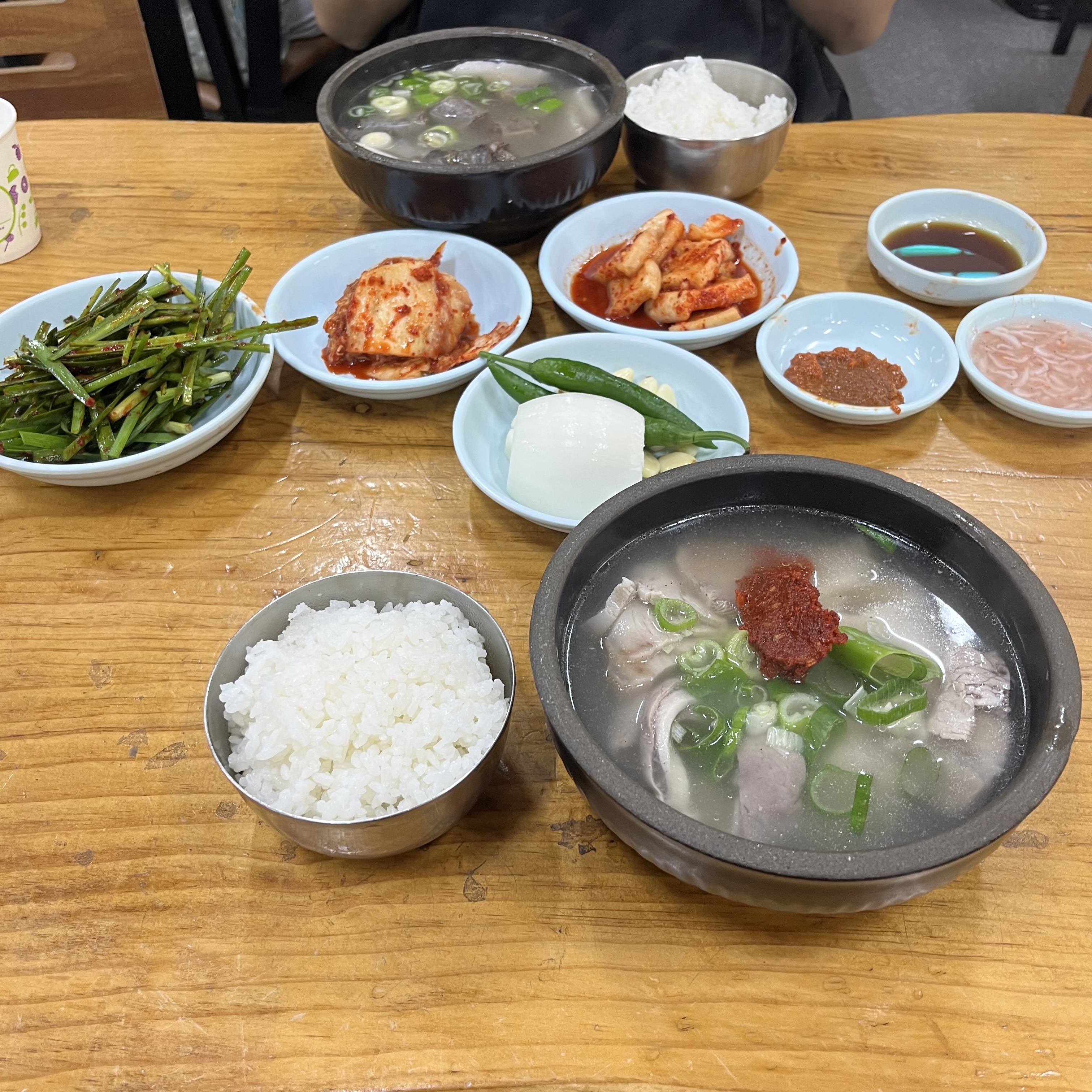 기본반찬과 순대국밥, 섞어국밥