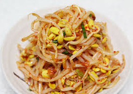 아삭하게 무친 콩나물무침 완성 모습