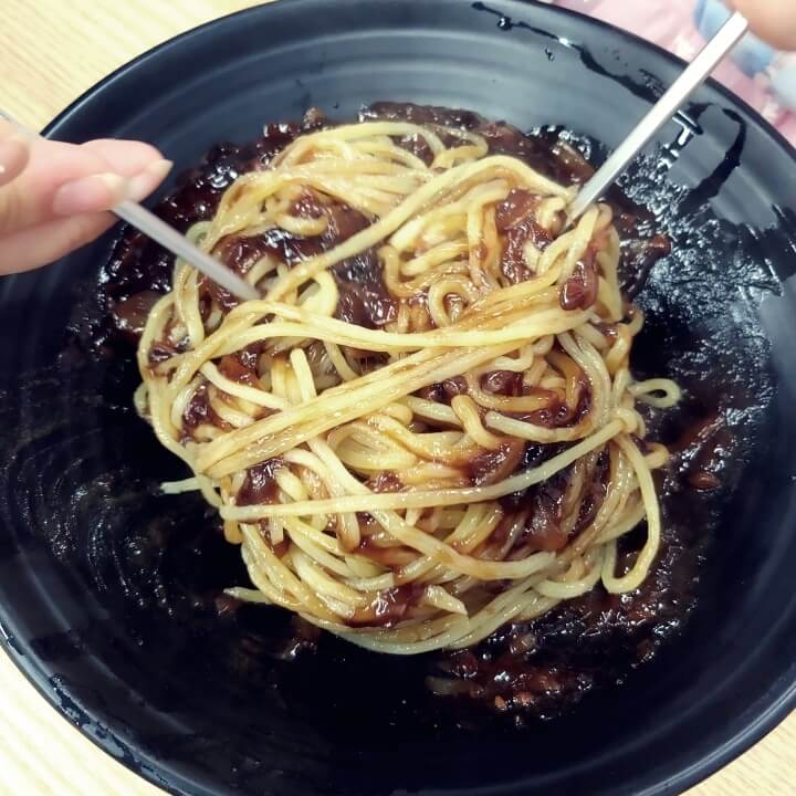 자장면-비비는-장면