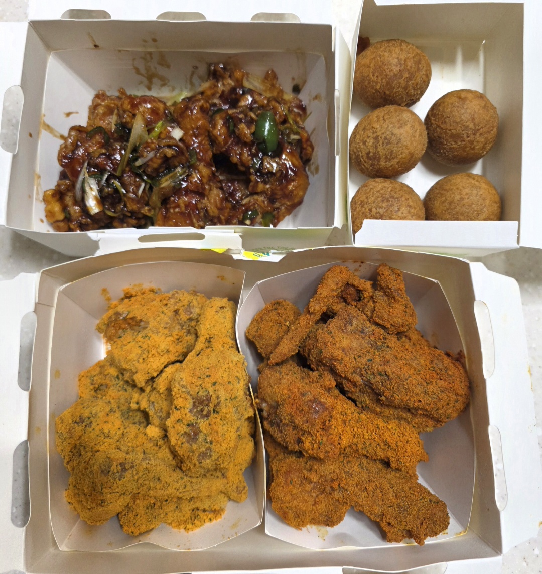 BHC 커링클 뿌링클 맛초킹 카이막 치즈볼을 함께 주문한 모습