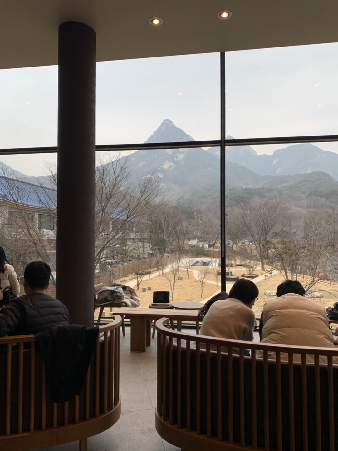 스타벅스 더북한산점 2층 북한산 전망