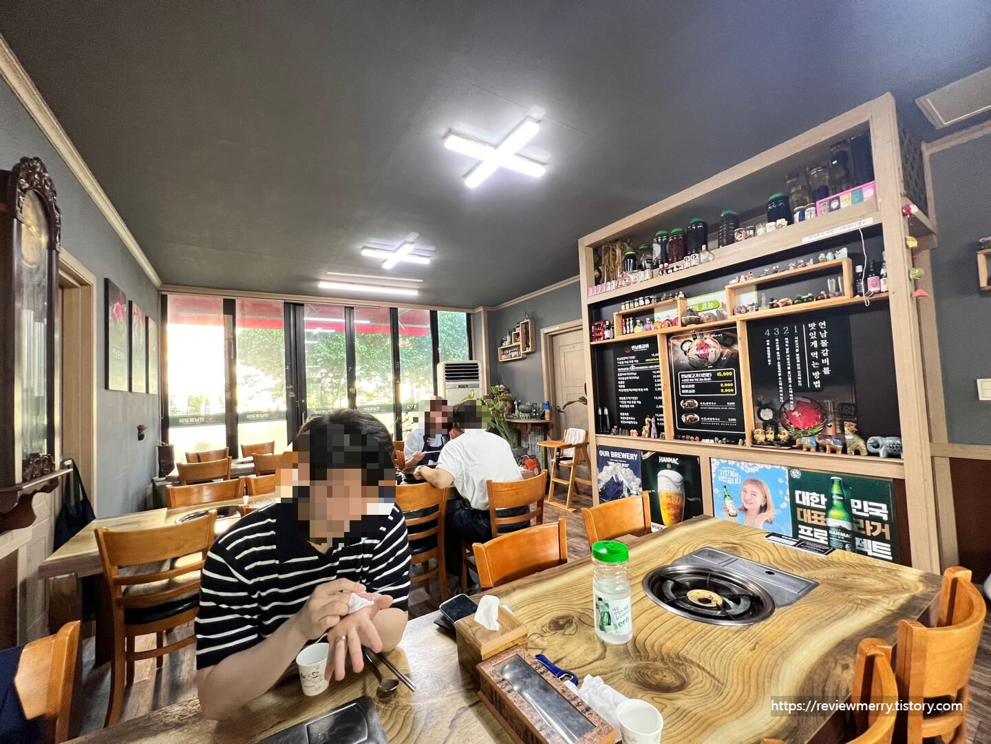 식당 내부 테이블