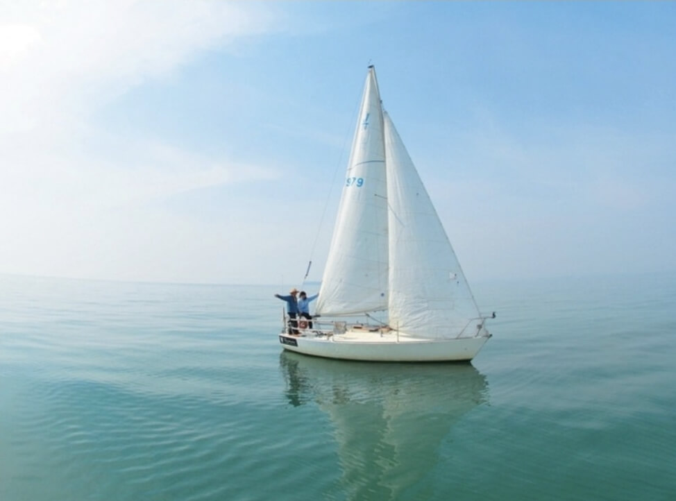 잔잔한 바다위에 보트가 떠 있다