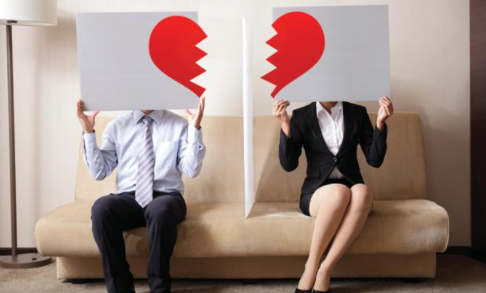 하트그림의-찢어진-종이를-들고-쇼파-앉아있는-남녀