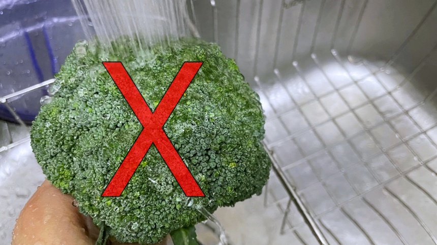 브로콜리-흐르는-물에-씻기