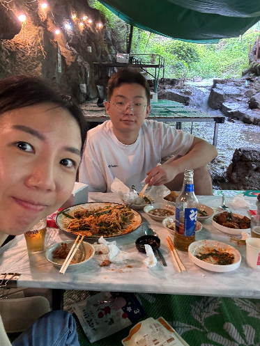장흥계곡에서 음식 먹다가 셀카 찍은 찬솔이 엄마와 찬솔이 아빠