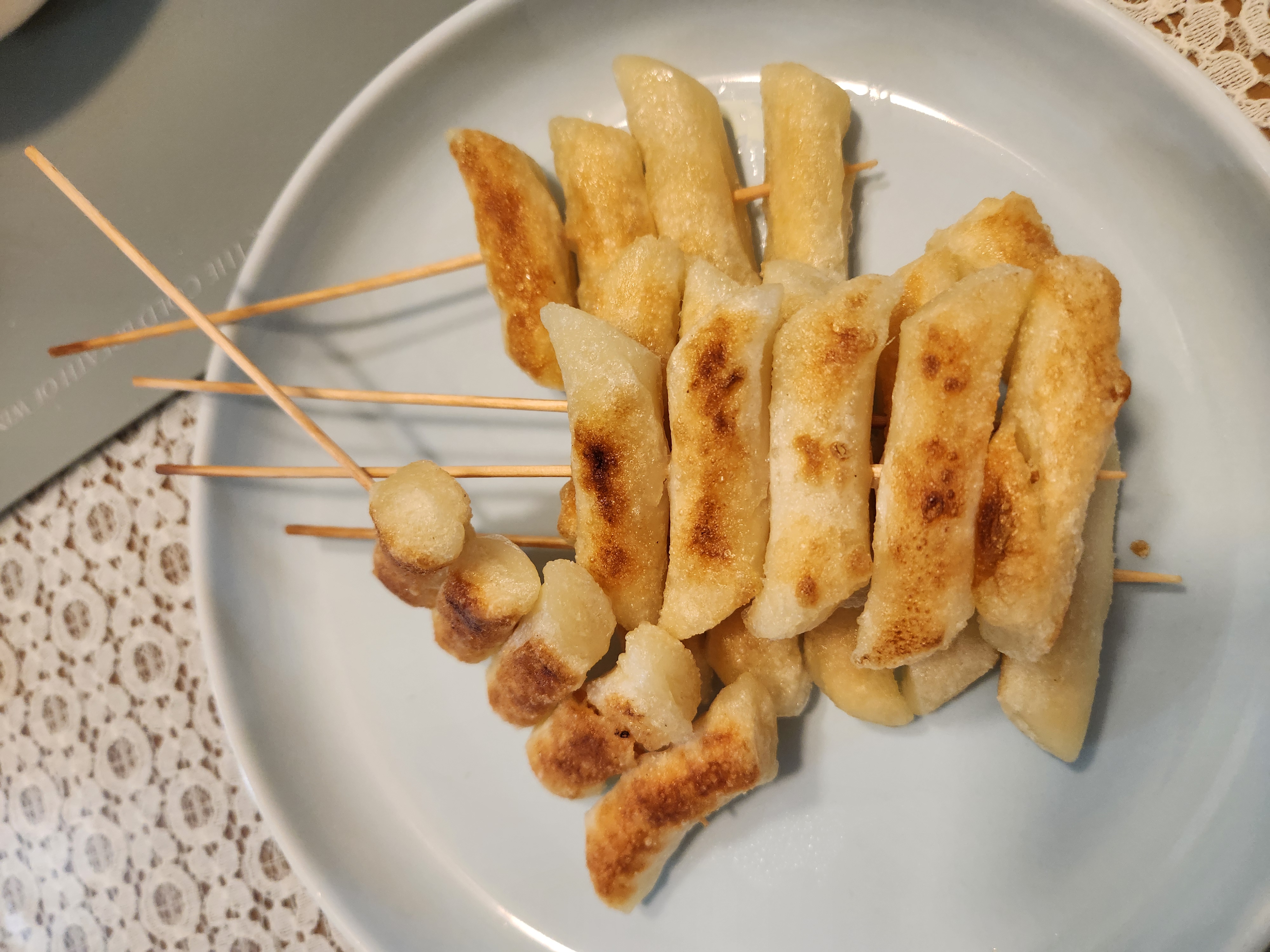 밀떡을 꼬치에 꽂아 바삭하게 구웠습니다.