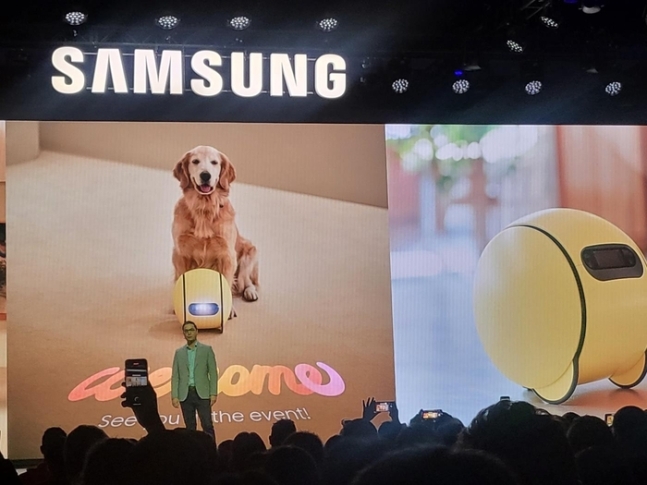 세계 최대 가전&middot;IT 전시회 &lsquo;CES 2024&rsquo; 개막에 앞서 8일(현지시간) 열린 삼성전자 프레스 콘퍼런스에서 AI 집사 로봇 &lsquo;볼리&rsquo;가 공개되고 있다.