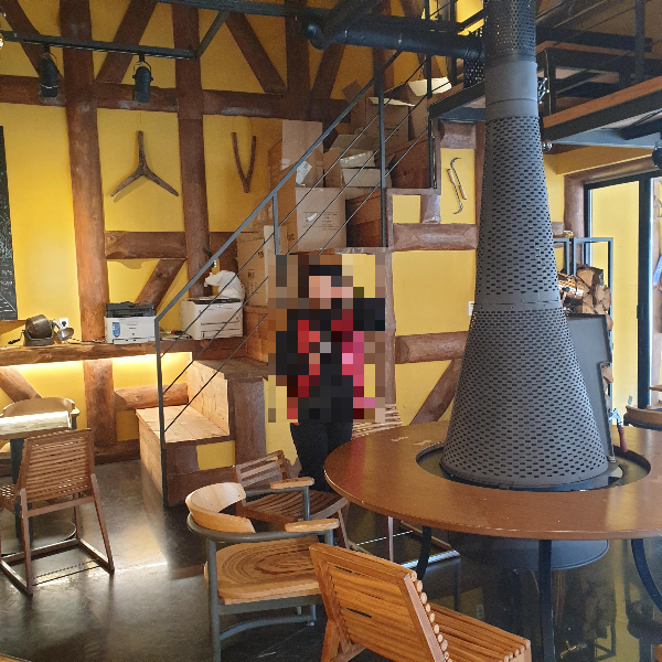 속초 설악산 카페 커피 비밀단 1275_매장 내부_난로와 원형 테이블