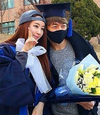 졸업식에-노란-꽃다발을-들고-여친과-함께-다정하게-사진을-찍는-남성